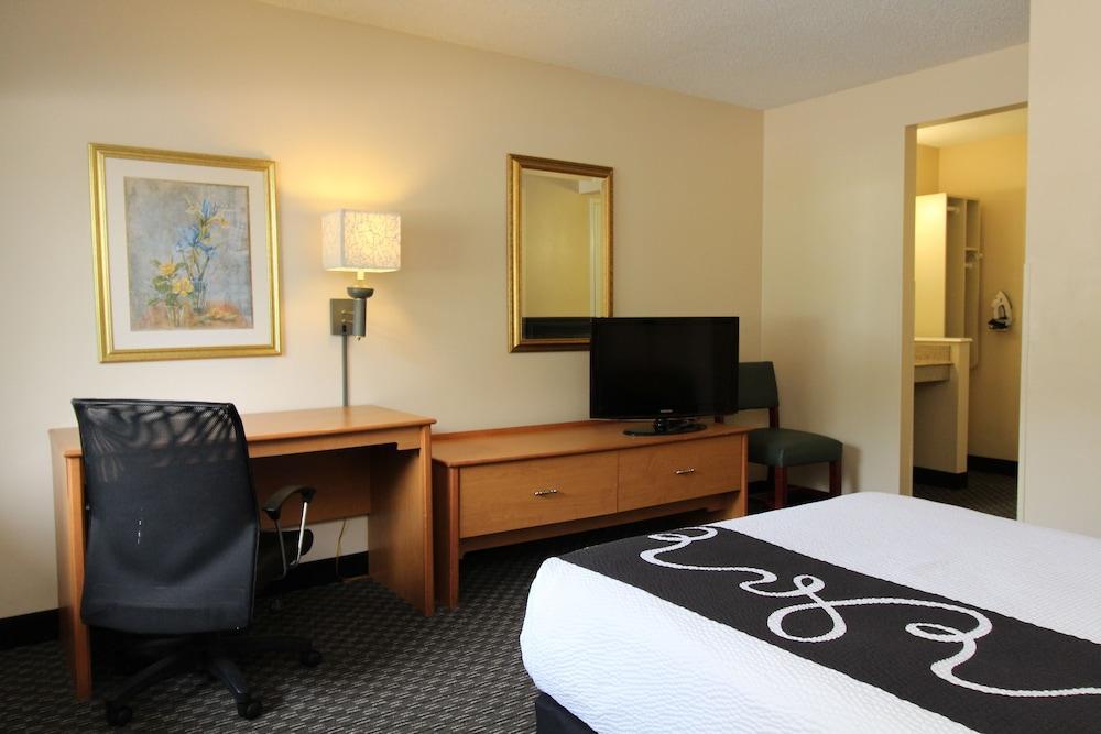 Отель La Quinta By Wyndham Tampa Fairgrounds - Casino Mango Экстерьер фото