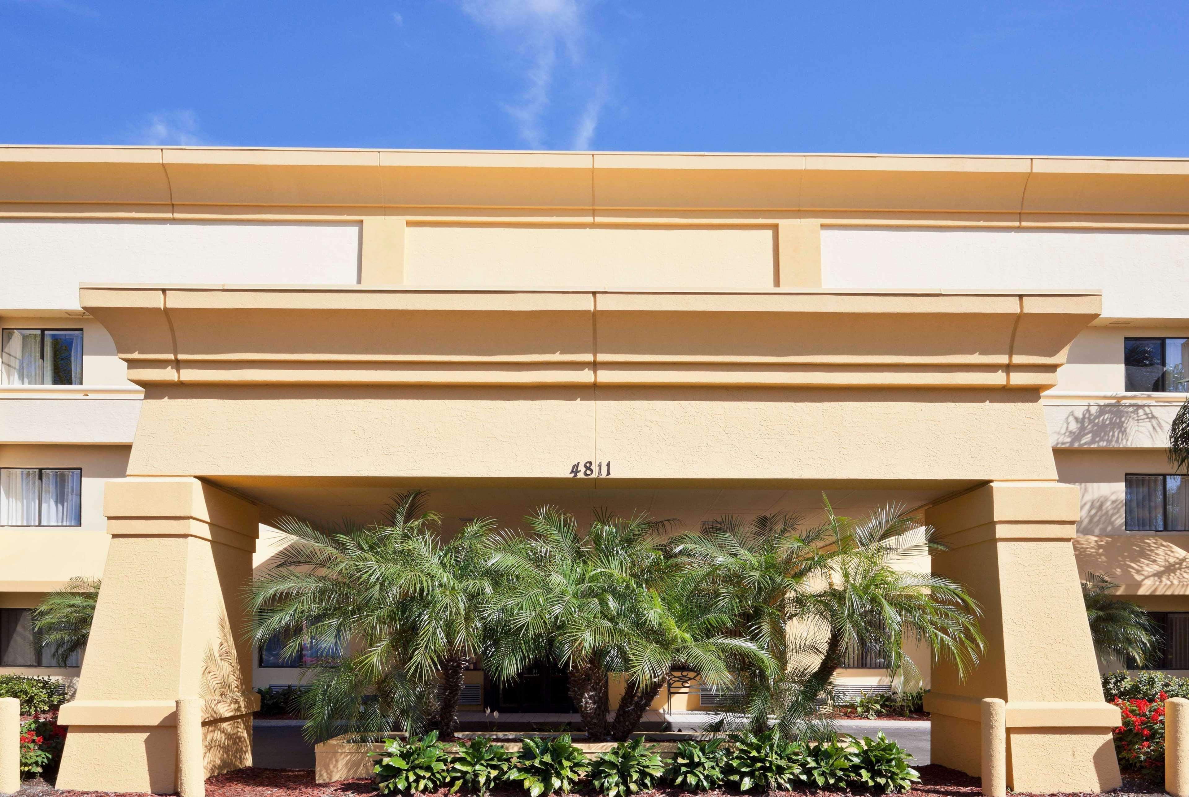 Отель La Quinta By Wyndham Tampa Fairgrounds - Casino Mango Экстерьер фото